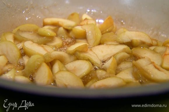 Разогреть сковороду, всыпать 2 ст. ложки сахара, выложить яблоки, влить кальвадос, перемешать и готовить соус, пока он слегка не уварится.