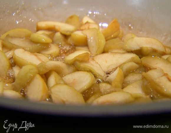 Разогреть сковороду, всыпать 2 ст. ложки сахара, выложить яблоки, влить кальвадос, перемешать и готовить соус, пока он слегка не уварится.