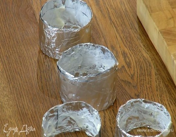 Кондитерские кольца смазать внутри сливочным маслом.