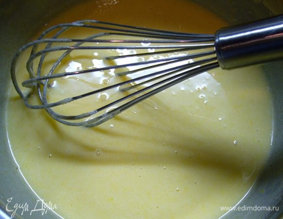 Сахарную пудру, яйцо, желтки и сахарную пудру хорошенько смешать венчиком в кастрюльке с толстым дном.
Добавить молоко.

