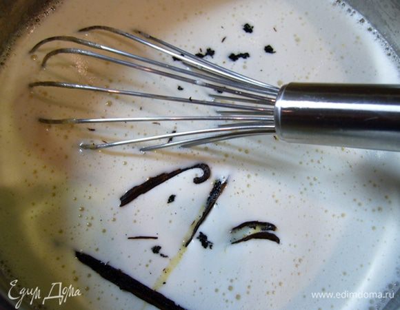 Стручок ванили разрезать вдоль пополам, ножом вынуть семена, добавить в смесь стручок и семена ванили.
Поставить кастрюльку на огонь, довести до кипения, постоянно помешивая венчиком, не допуская пригорания.
Перелить смесь в чашу миксера, дать остыть до комнатной температуры. Удалить стручок ванили.
