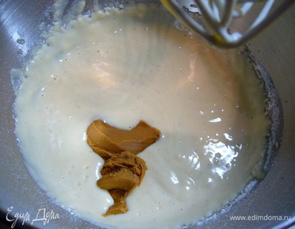 Затем просеять муку, взбить. Добавить арахисовую пасту и ром, еще раз взбить. 
Получится смесь, как на блины. Убрать на сутки в холодильник.
