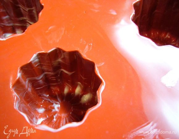 Форму для запекания смазать сливочным маслом, убрать в холодильник до застывания масла.