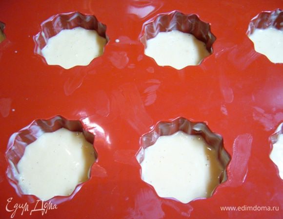 Духовку разогреть до 200 град.
Перелить тесто в формочки, заполняя их на 2/3, поставить в духовку на 1 ч. 15 мин.
