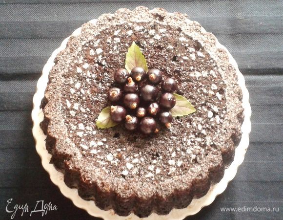 Готовый пирог присыпать сахарной пудрой или какао, можно украсить ягодой.

