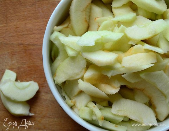 Чтобы получить хорошо желируемый джем, добавляем яблоки, предварительно очищенные и нарезанные тонкими дольками.