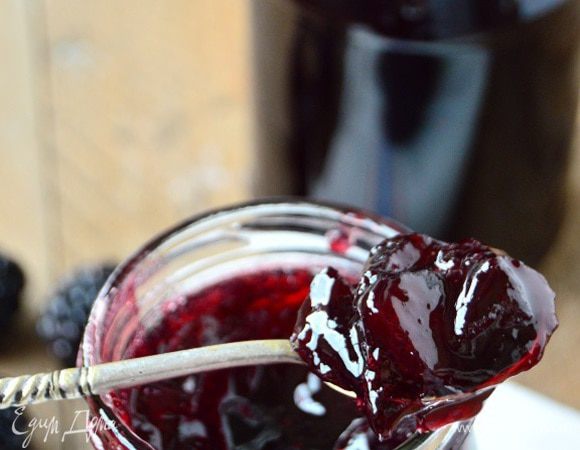 В кастрюлю с толстым дном вливаем пюре из ежевики, добавляем яблоки и воду, ставим на огонь и кипятим 5 минут, затем всыпаем сахар и варим 1 час. Горячий ждем разливаем в подготовленные банки, остывший джем закручиваем крышками.