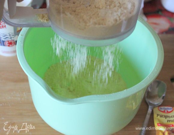 Муку обязательно просеять через сито, смешать с разрыхлителем. 
