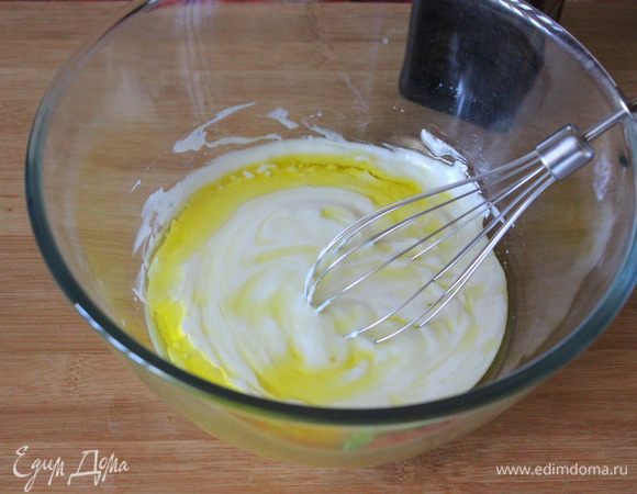 В одной миске соединить вместе творог, йогурт и оливковое масло.
