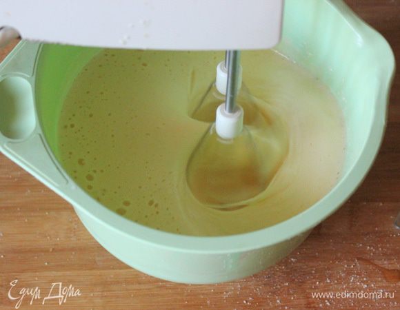 В другой миске взбить яйца с сахаром в пышную массу.