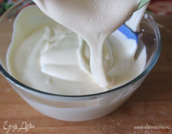 В творожную массу аккуратно ввести взбитые яйца. Делать это следует мягкой лопаткой, чтобы масса не потеряла воздушности.