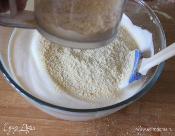 Затем аккуратно ввести муку с разрыхлителем. 