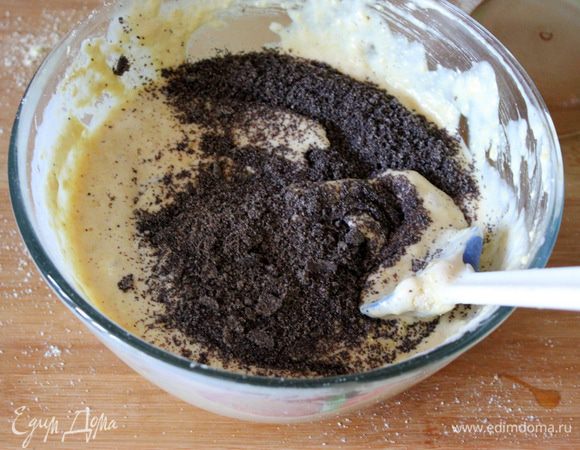 Добавить мак и изюм, аккуратно перемешать.
