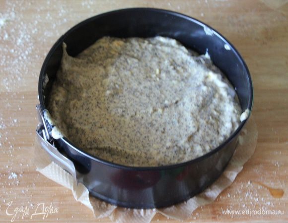 Выложить тесто в форму диаметром 18 см. 