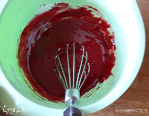 Приготовьте помадку. Смешать сахарную пудру и сок смородины, хорошо растереть с помощью венчика. 