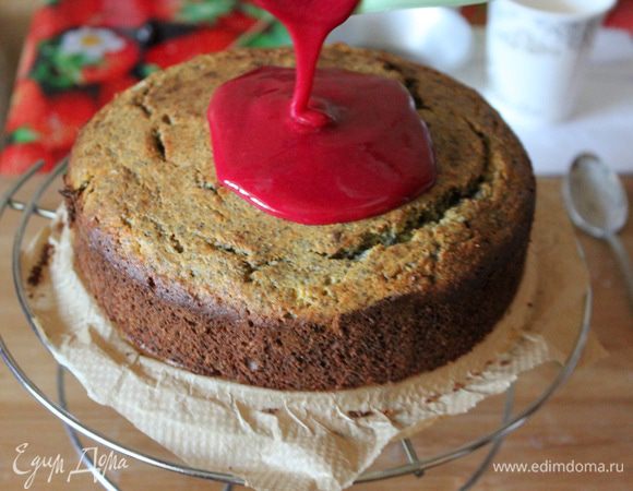 Полить помадкой ещё теплый пирог. 