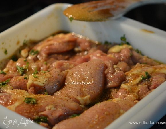 Грудки или кусочки без кости выложить в маринад. Поставить в холодильник на 3-5 часов. Если маринуете в блюде, перевернуть раз.