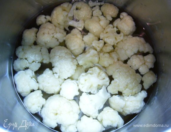 Зеленый горошек разморозить.
Рис отварить согласно инструкции.
Цветную капусту разобрать на небольшие соцветия, отпустить в кипящую подсоленную воду, варить 10 мин, воду слить.
