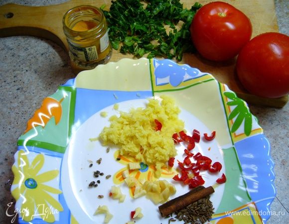 Петрушку вымыть-измельчить.
Помидоры порезать кубиками.
Имбирь натереть на мелкой терке.
Чеснок измельчить.
Перец чили освободить от семян, нарезать полукольцами.
Раскрыть ножом коробочки кардамона, извлечь семена.
