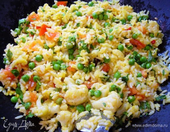 Рис отправить в вок, следом добавить помидоры, цветную капусту, зеленый горошек, петрушку. Немного посолить, прогреть 5 мин.
