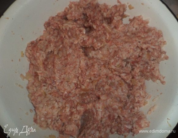 В большой миске соединить фарш, рис, обжаренный лук, яйцо, соль, перец, перемешать.
Сформовать небольшие тефтели.
