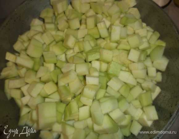 Кабачки очистить, нарезать кубиками, выложить их в смазанную растительным маслом форму для запекания.