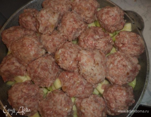 Сверху на кабачки выложить тефтели.