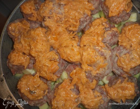 Морковь очистить и натереть на крупной тёрке. Обжарить на растительном масле, добавить томатную пасту, майонез, немного воды, посолить, протушить  5 минут.
Вылить эту смесь сверху на тефтели, посыпать тёртым сыром. 
Запекать при температуре 190 градусов около 30 минут.