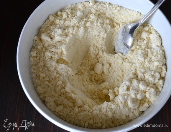 Добавить в смесь сахар, перемешать и сделать небольшое углубление в центре.