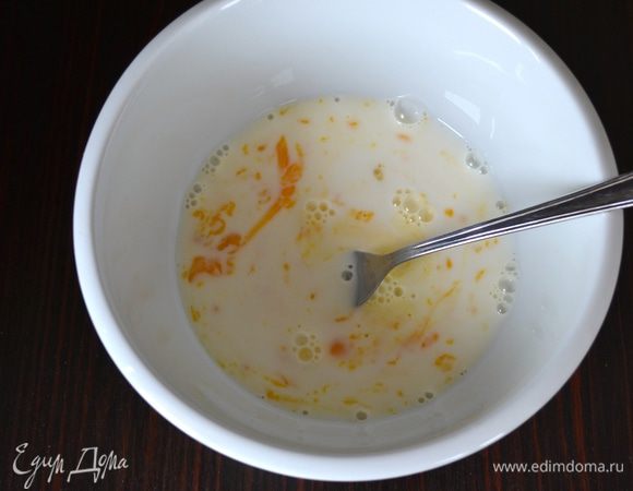 Отдельно в небольшой миске взбить вилкой молоко, яйцо и ванилин.