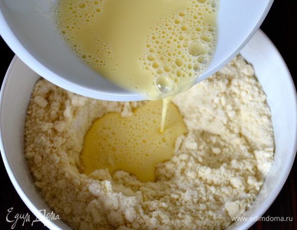 Влить жидкую смесь в сухие ингредиенты и перемешать. Быстро замесить тесто.