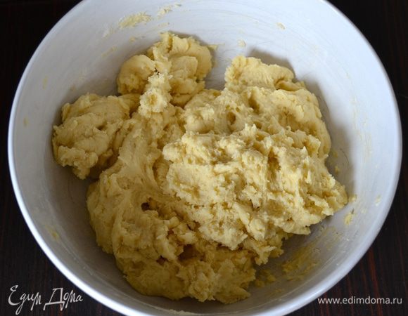 Оно получается довольно плотное, густое и липкое.