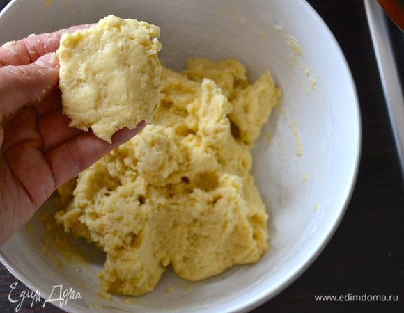 Теперь отрываем от теста кусочки величиной примерно с грецкий орех, придаем им вид лепешки.