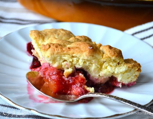 Готовый коблер немного остудить и подавать. Он вкусен как в теплом, так и в холодном виде.<br />
P. S. Не самый фотогеничный десерт ;) Но зато очень вкусно!