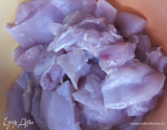 Берем курочку (у меня 1,5 кг) и произвольно, не очень крупно, срезаем всю мякоть. Если количество калорий не важно, то можно и с кожей, но мне больше нравится без нее.