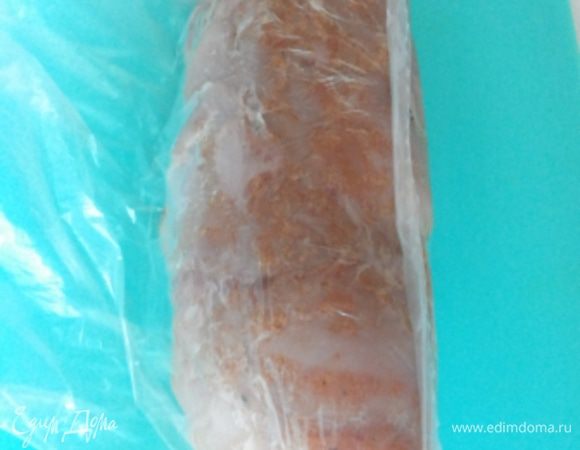 Высыпаем в миску с кусочками курицы желатин (сухой!), добавляем соль, перец, чеснок (можно сухой) и любую любимую вами приправу для курицы. Хорошенько руками все перемешиваем и складываем в полиэтиленовый пакет. 