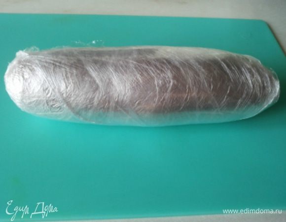 Кладем еще в один пакет, заворачиваем, а сверху в пищевую пленку. Заворачиваем насколько возможно плотно, пленки не жалеем, чтобы драгоценный бульон не вытек. Должна получиться вот такая "матрешка".