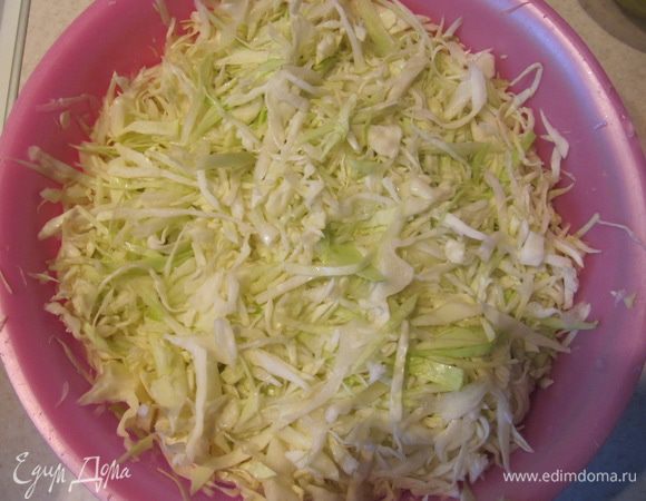 Капусту тонко нарезать, перетереть с солью и оставить пустить сок на 20 мин.