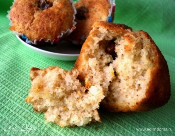 Духовка разогрета до 200 градусов. Выпекаем 20-25 минут, после 10 минут я убавила до 180. Проверяем - сухая лучинка, значит наши кексы готовы. Остужаем и пробуем!