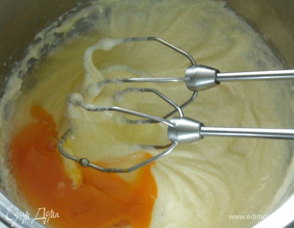 Сливочное масло комнатное температуры слегка взбить с сахаром и ванилью, по одному добавить яйца. Затем добавить йогурт, снова слегка взбить. Я использовала питьевой персиковый йогурт.