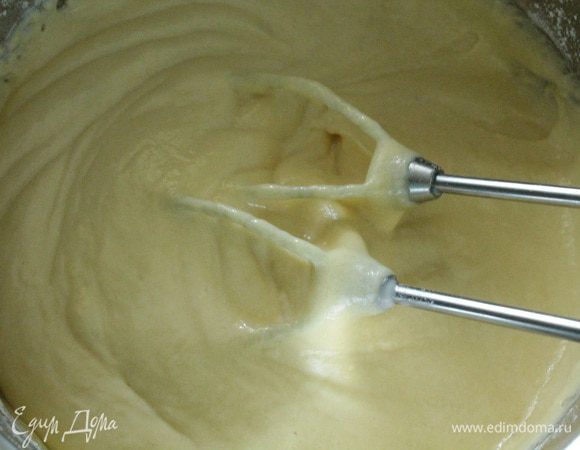 Муку смешать с солью и разрыхлителем, просеять, постепенно добавить, перемешивая миксером на небольших оборотах.