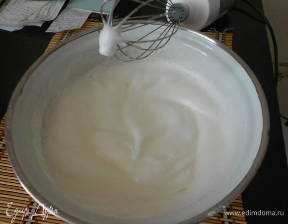 Белки взбить до устойчивой белой массы. Взбивать 5 минут.