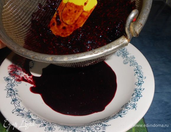 Пюре из ежевики протереть через сито.