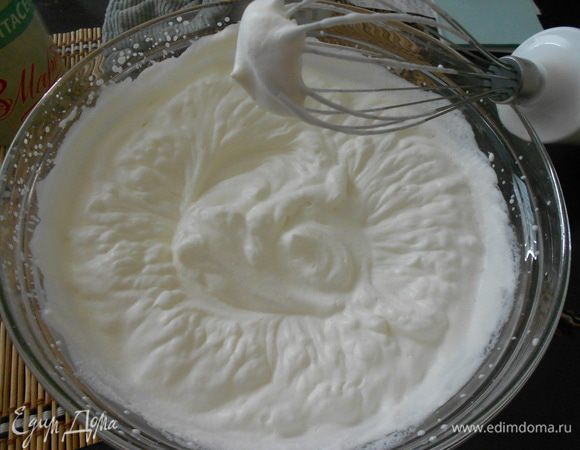 Для мороженого необходимы охлажденные сливки 33 % 500 миллилитров, взбить миксером до густой массы. Получится как крем. Взбивать 5 минут.