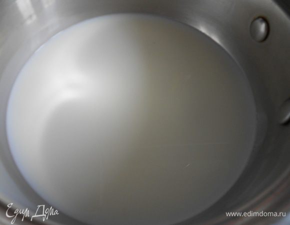 Молоко налить в сотейник и нагреть. Молоко должно быть горячим.