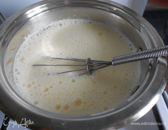 Включаем миксер на первую скорость, взбиваем желтки. Одновременно наливаем тонкой струйкой горячее молоко. Вначале 100 миллилитров, хорошо взбиваем. Сразу наливаем все остальное молоко 200 миллилитров, хорошо взбиваем.
Наливаем молочно-яичную смесь в сотейник. Ставим на огонь, варим 7 минут, необходимо перемешивать, чтобы яйца  не свернулись.
