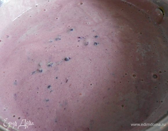 Остудить готовый яичный крем. Крем получится загустевшим.
Добавить ежевичное пюре и кусочки нарезанной ежевики.
Аккуратно добавить взбитые сливки, белки, перемешать. Поставить в морозилку.
