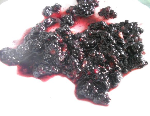 100 грамм ежевики нарезать кусочками.