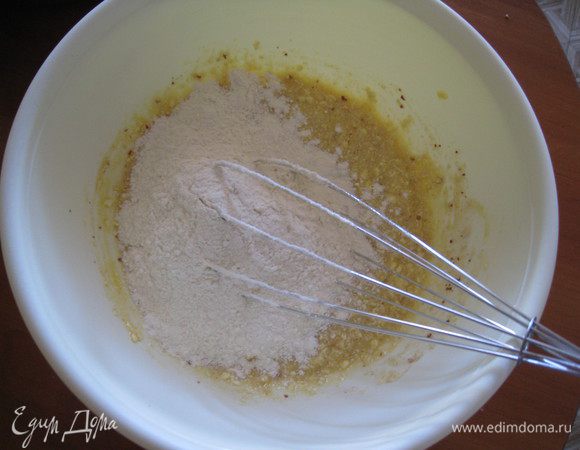 Добавить муку с разрыхлителем, йогурт и перемешать венчиком. Тесто получается консистенции густой сметаны.