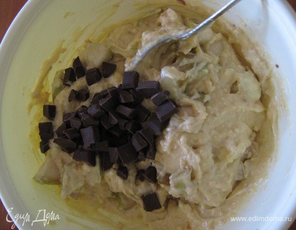 Шоколад измельчить ножом и добавить к тесту.